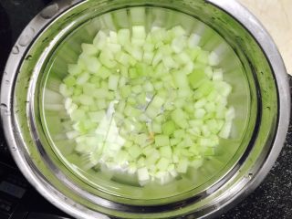 13、凉拌花生,焯好水后的芹菜，加入冷水中，也同样地捞出来沥干水