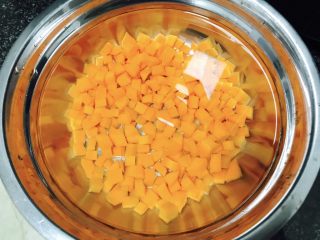 14、凉拌花生,胡萝卜丁和芹菜粒一样的做法哦