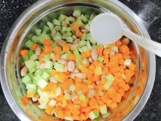 15、凉拌花生,将花生米，芹菜粒，胡萝卜丁放入一个足够拌开的盆子里，加入合适的盐