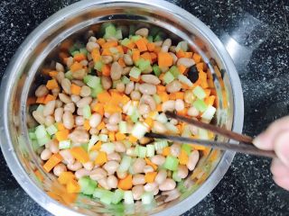 17、凉拌花生,用筷子搅拌搅拌均匀