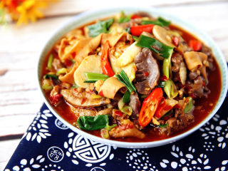 12、爆炒鸡杂,鸡杂嫩脆爽口，咸香醇鲜，超级下饭。