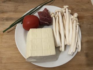 1、白玉菇豆腐汤,准备所需食材
