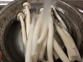 2、白玉菇豆腐汤,白玉茹清洗一下