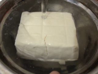 4、白玉菇豆腐汤,豆腐过一下清水，轻轻的洗洗