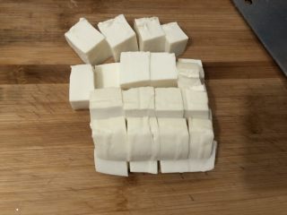 5、白玉菇豆腐汤,切小块