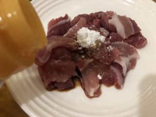 7、白玉菇豆腐汤,装碗下点盐、生抽、淀粉、油搅匀备用