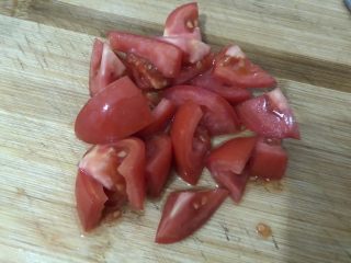 8、白玉菇豆腐汤,番茄洗洗切小块