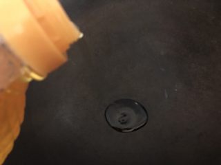 9、白玉菇豆腐汤,锅里下油