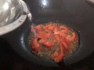 11、白玉菇豆腐汤,翻炒出汁、加入适量的水盖盖煮几分钟