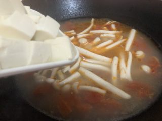 12、白玉菇豆腐汤,然后加入白玉茹和豆腐煮几分钟