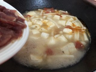 14、白玉菇豆腐汤,然后加入瘦肉煮二分钟左右