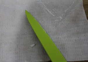 1、泡椒猪皮,猪皮刮去里面的油脂，切大块