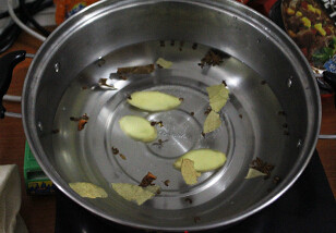 2、泡椒猪皮,锅内放水，加姜片，桂皮，八角，香叶，花椒