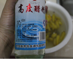 5、泡椒猪皮,泡椒加泡椒的水再加适量凉白开，放少许花椒，盐，白糖，醋精