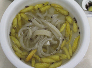 6、泡椒猪皮,切好的猪皮，泡在调好的泡椒水里，冷藏12小时以上入味即可