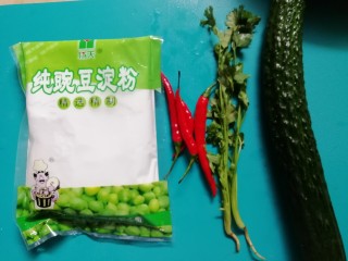 1、自制开心凉粉,准备豌豆淀粉200g,小米椒,香菜,香葱,黄瓜