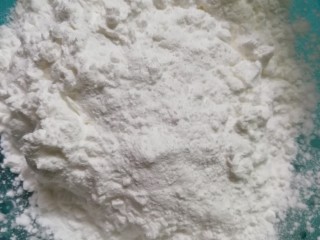 3、自制开心凉粉,豌豆粉小心倒入碗中,小心速度快了扑外边浪费少斤两????