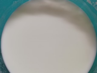 5、自制开心凉粉,搅拌至没有起泡,没有疙瘩的均匀状态。