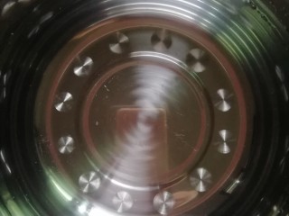 6、自制开心凉粉,准备1350g清水(我这次买的豌豆粉尝试了豌豆:水=1:7稍微有点硬,就多加了50g水,一般情况下都在1:5~1:8中间,我每次买不同的粉都要尝试一下),倒入锅中烧开。