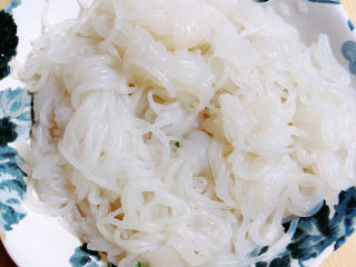 2、凉拌魔芋丝,准备好魔芋丝，洗好。