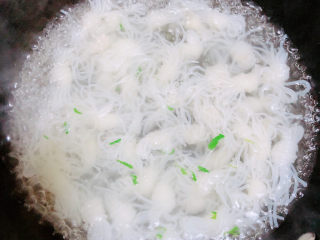 4、凉拌魔芋丝,魔芋丝放入开水锅中煮2-3分钟。