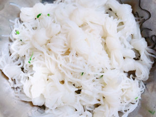 5、凉拌魔芋丝,魔芋丝捞出淋水，放入盆中。