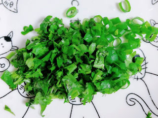 6、凉拌魔芋丝,香菜、小葱切末儿待用。