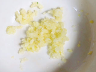 7、凉拌魔芋丝,蒜压成泥，放入碗中。