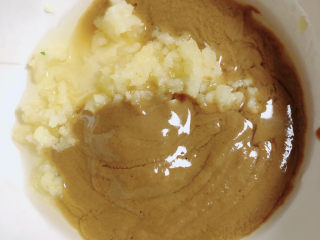 8、凉拌魔芋丝,在蒜中加入麻酱。