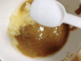 9、凉拌魔芋丝,加入盐、白糖。