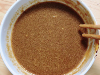 11、凉拌魔芋丝,将凉拌汁搅拌均匀。