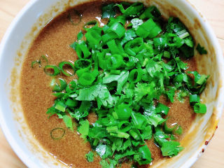 12、凉拌魔芋丝,放入葱香菜末，搅拌均匀待用。