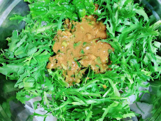 13、凉拌魔芋丝,将苦菊放入魔芋丝中，倒入凉拌汁。