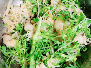 14、凉拌魔芋丝,将凉菜拌均匀。