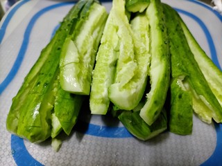1、拍黄瓜,黄瓜洗净划竖刀后拍开