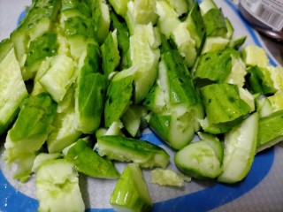 2、拍黄瓜,斜刀切块