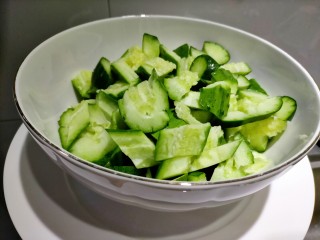 3、拍黄瓜,装碗备用