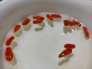 5、拍黄瓜,枸杞泡开备用