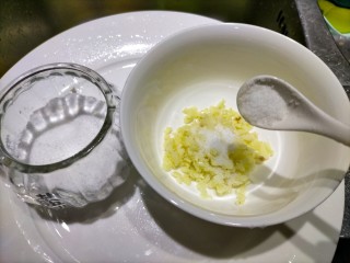 7、拍黄瓜,加盐2勺