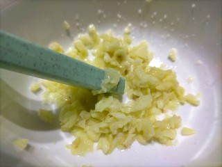 8、拍黄瓜,捣碎备用