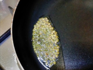 10、拍黄瓜,油冒烟先爆麻椒