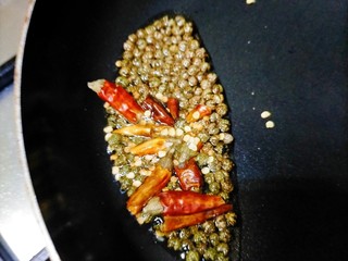 11、拍黄瓜,立马加入干辣椒，最好掰开，把辣椒子倒入油中爆香起锅