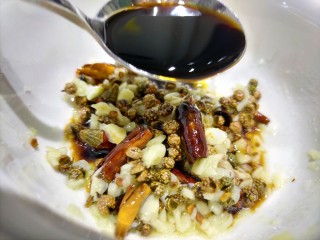 14、拍黄瓜,加入陈醋4勺