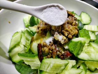 19、拍黄瓜,再次加盐一勺，拌凉菜比较吃盐，如果口轻可以不加