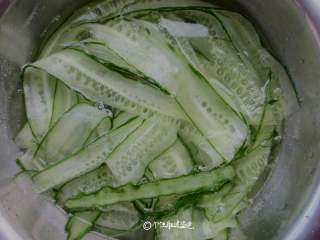 2、响油黄瓜卷,刮皮刀从黄瓜的一端刮向另一端，力要用得一样大，使黄瓜条平整均匀；泡下盐水更好卷