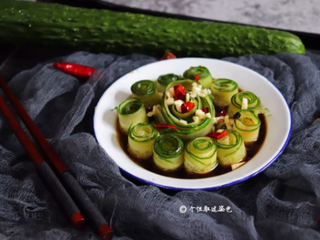 12、响油黄瓜卷,响油顾名思义就是要有声音，一口一个卷，那叫一个清脆爽口！