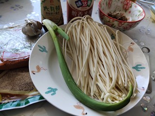 1、麻酱凉面,准备原料