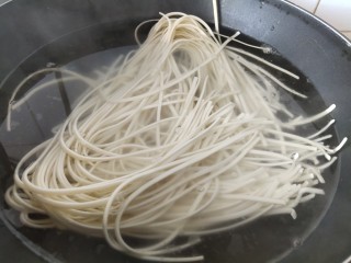 2、麻酱凉面,面条下锅煮熟