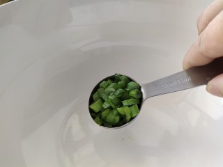 7、麻酱凉面,碗里放一勺葱花