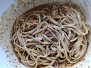 16、麻酱凉面,放入面条拌匀